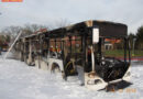 Deutschland: Gelenkbus steht in Vollbrand