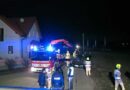 Nö: Pkw kollidiert mit Steinbrocken und landet am Dach