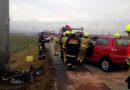Nö: Pkw verliert bei Unfall mit einem Strommast seinen Motorblock