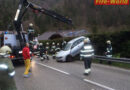 Oö: Feuerwehr muss Pkw von Leitschiene heben