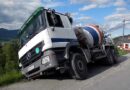 Stmk: Beladener Betonmischwagen droht abzustürzen