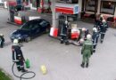 T: Pkw schleudert nach einer Kollision gegen eine Zapfsäule