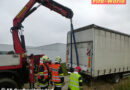 Nö: Lkw hängt auf Straßenbankett in Großweikersdorf