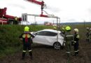 Nö: Pkw landet nach Ausritt auf der Seite liegen im Acker