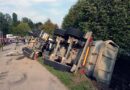 Nö: Lkw-Lenker nach Unfall im Fahrzeug eingeklemmt