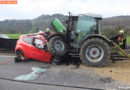 Schweiz: Auto bei Frontalkollision unter Traktor geschoben: 1 Todesopfer