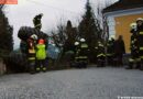Nö: Traktor stürzt über eine Böschung