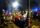 D: Pkw prallt gegen Baum -> Fahrer schwer verletzt eingeklemmt