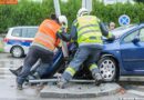 Nö: Pkw prallt gegen einen Laternenmast