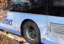Bayern: Münchner Linienbus steckt in Straßenbankett fest