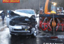 Stmk: Kleinbus kracht gegen abgestelltes Winterdienstfahrzeug