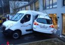 Schweiz: Heftiger Hustenanfall: Pkw steckt in Lieferwagen und zerstört Tor