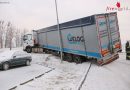 Oö: Kranfahrzeug bei Bergung eines Sattelschleppers in Hinzenbach im Einsatz