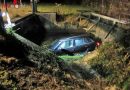 Stmk: Verkehrsunfall auf der B319 → Fahrzeug stürzte in Mühlgang