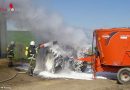 Oö: Brennenden Traktor mit weiterem Traktor aus Stadl in Hartkirchen gezogen