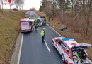 Nö: Unfallfahrzeug mit Steckleitern aufgerichtet und im Sicherheitsgurt „Gefangene“ befreit