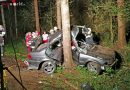 Stmk: Pkw kracht bei Kleinsemmering gegen Baum → zwei Personen klemmen in Fahrzeug