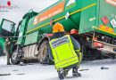 Oö: Lkw-Bergung mit zwei Seilwinden in Lasberg