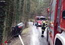 Stmk: Auto hängt am Dach liegend in Waldstück bei Ligist
