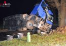 Deutschland: Milchtankzug gegen Baum geprallt und umgestürzt
