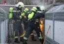 Nö: Brennender Altkleider-Container in Maria Enzersdorf: Erst geknackt, dann gelöscht
