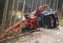 Oö: Seilkran-Lkw beim Umstellen auf einer Forststraße in Molln umgestürzt