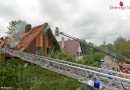 Bayern: Zwei Drehleitern bei Wohnhausdachstuhlbrand in München im Einsatz