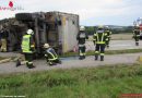 Oö: Bergung eines über zwei Fahrbahnen liegenden Lkw-Anhänger in Neuhofen im Innkreis