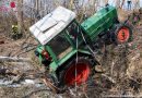 Oö: Traktor in Oftering in kleinen Bach gerollt