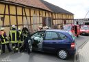 Deutschland: 90-jähriger Autofahrer prallt im Ort gegen Scheune
