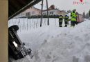 Ktn: Pkw kommt nach Unfall seitlich an Hausmauer liegend zum Stillstand