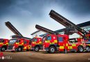 Hubretter vor Holyrood Palace → neue Rosenbauer-Hubretter für schottische Feuerwehr