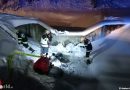 Stmk: Tiefwinterlicher Großeinsatz der Feuerwehren bei einem Dachstuhlbrand in Wald am Schoberpass