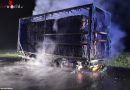 Oö: Alarmstufe III bei brennendem Stroh-Lkw-Anhänger in St. Peter am Hart