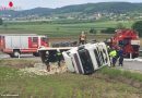 Nö: Lkw auf L100 bei Statzendorf in ein Feld gekippt