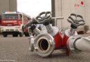 Deutschland: Zimmerbrand in Mehrfamilienhaus – Feuerwehr verhindert Übergreifen auf Dach