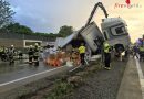 Ktn: Kraneinsatz nach Lkw-Unfall auf der A2 bei Villach → Lkw steht teilweise auf Betonleitwand