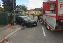 Nö: Pkw kracht gegen Löschteich-Geländer