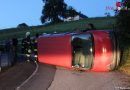 Oö: Feuerwehr stellt davon gerollten und umgestürzten Taxi-Bus wieder auf