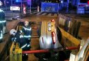 Wien: Taxi fast senkrecht stehend in Baugrube gelandet