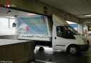 Nö: Kleintransporter steckt in Parkdeck eines Wiener Neudorfer Möbelhauses fest