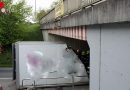Oö: Klein-Lkw prallt gegen eine Unterführung