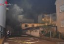 Deutschland: Gebäude neben Feuerwehrhaus in Brand