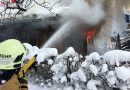 Sbg: Personenrettung und Bergung einer Gasflasche bei Garagenbrand