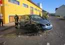 Nö: Pkw prallt auf der B35 gegen eine Hausmauer