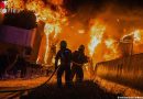 Nö: Sattelauflieger und abgerissene Fahrerkabine auf der A1 bei St. Valentin lichterloh in Flammen