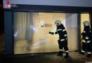 Oö: Glasfront eines Gebäudes ging bei Verkehrsunfall zu Bruch
