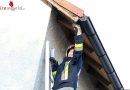 Oö: Feuerwehr rettet kopfüber unter einer Dachrinne hängenden Spatz