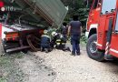 Stmk: Lkw droht auf einer Forststraße abzustürzen