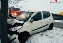 Nö: Pkw kracht im Ortsgebiet gegen Baum